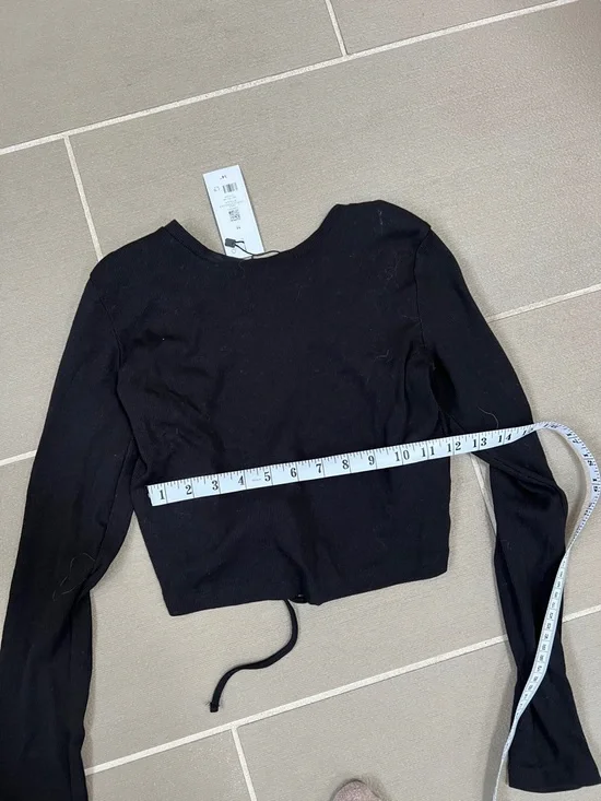 Dynamite Black Long-Sleeve Open-Back Ribbed Crop Top - Picture 7 of 8